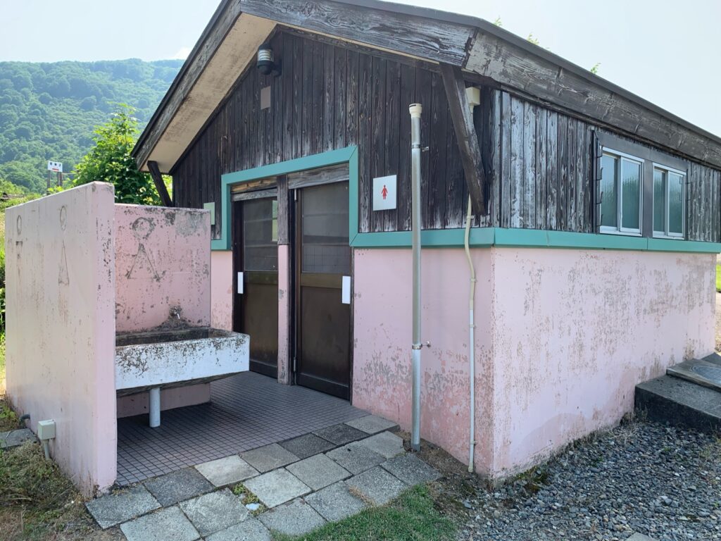 alt="南葉高原キャンプ場のトイレの写真"