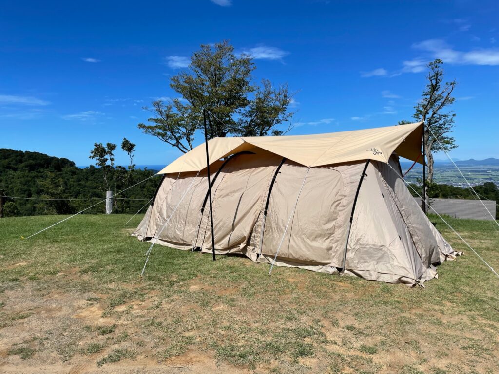 alt="南葉高原キャンプ場の第三サイトにカマボコテントを設営した写真"